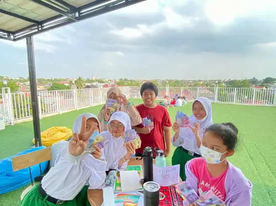 Anak tersenyum percaya diri
