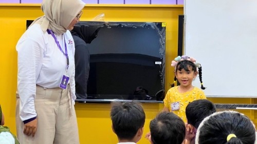 Anak Bermain dan Belajar Bahasa Inggris