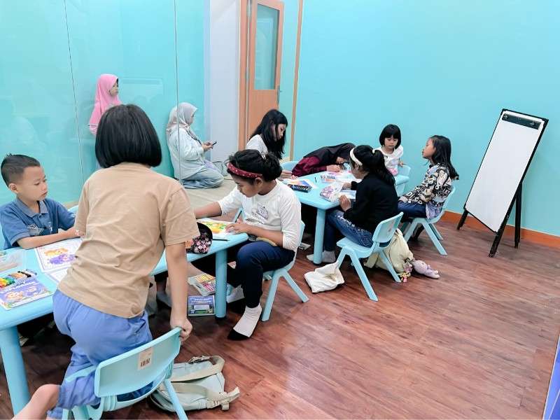 Remaja Berdiskusi Bahasa Inggris